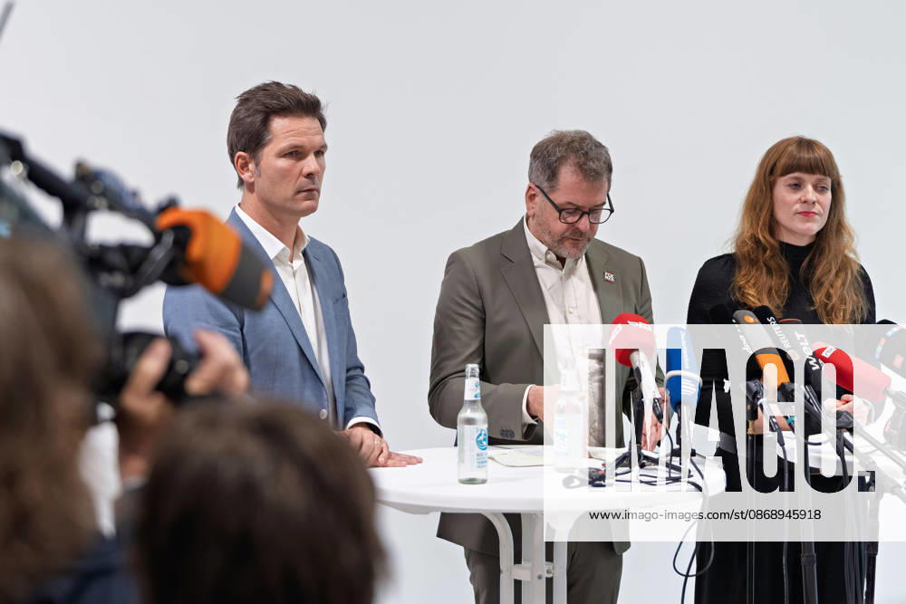Werner Graf, Alliance 90 The Greens, M looks down at his notes alongside Steffen Krach (SPD, l) and Kerstin Wolter Ehling (Die Linke, r) during a joint press statement following the conclusion of their parties’ preliminary talks in the foyer of the Haus der Statistik; a camera crew is visible in the foreground. Press statement by Die Linke, the Greens, and the