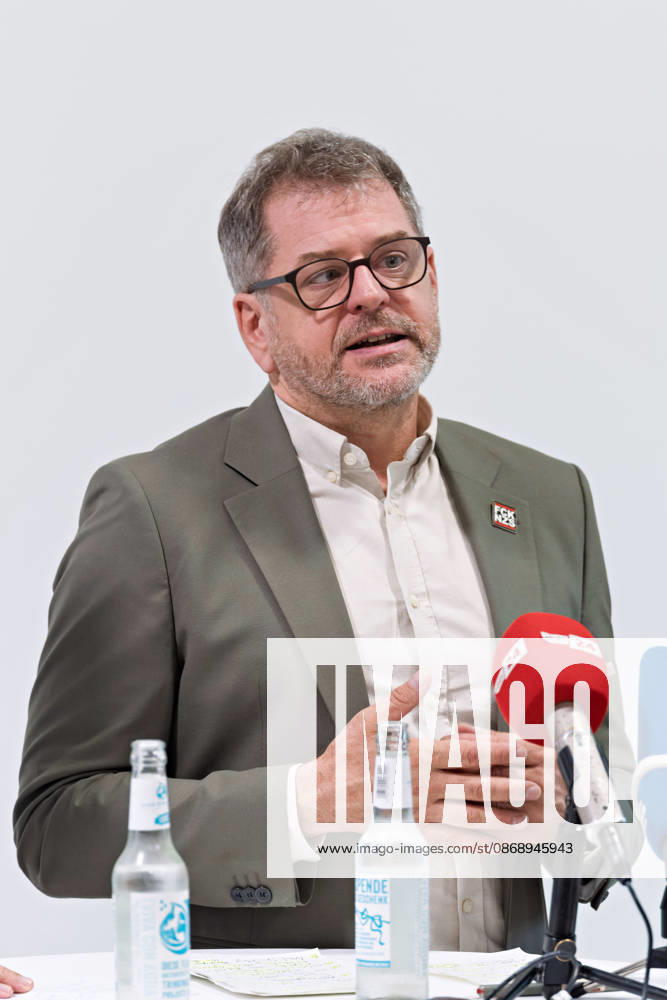 Berlin, October 8, 2026—Werner Graf of Alliance 90 The Greens speaks and gestures during a joint press statement by The Left Berlin, Alliance 90 The Greens Berlin, and the SPD Berlin following the conclusion of preliminary talks in the foyer of the Haus der Statistik. Press statement by The Left, The Greens, and the SPD in Berlin