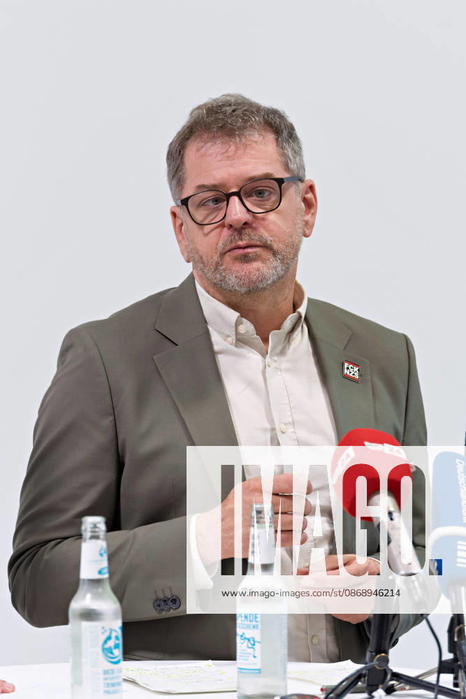 Berlin, October 8, 2026—Werner Graf of Alliance 90 The Greens gestures during a joint press statement by The Left Berlin, Alliance 90 The Greens Berlin, and the SPD Berlin following the conclusion of preliminary talks in the foyer of the Haus der Statistik, behind the media microphones. Press statement by Die Linke, the Greens, and the SPD in Berlin