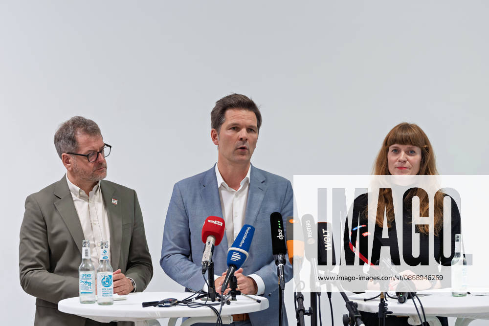 Berlin, October 8, 2026: Steffen Krach (SPD, center) speaks alongside Werner Graf (Alliance 90 The Greens, left) and Kerstin Wolter Ehling (The Left, right) during a joint press statement following the conclusion of their parties’ preliminary talks in the foyer of the Haus der Statistik. Press statement by The Left, the Greens, and the SPD in Berlin