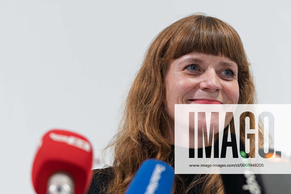 Kerstin Wolter Ehling Members of Die Linke smile during a joint press statement by Die Linke Berlin, Alliance 90 The Greens Berlin, and the SPD Berlin following the conclusion of preliminary talks in the foyer of the Haus der Statistik Press statement by Die Linke, the Greens, and the SPD in Berlin