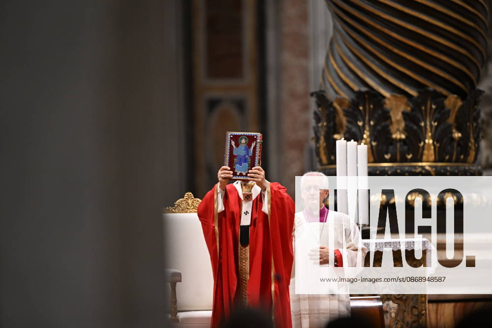 MESSA_PAPA_2026 Italy, Rome, Vatican, 2026 10 8 Pope Leo XIV celebrates Holy Mass for the academic year at the Pontifical Universities in St Peter s Basilica in the Vatican . - NO BOOKS