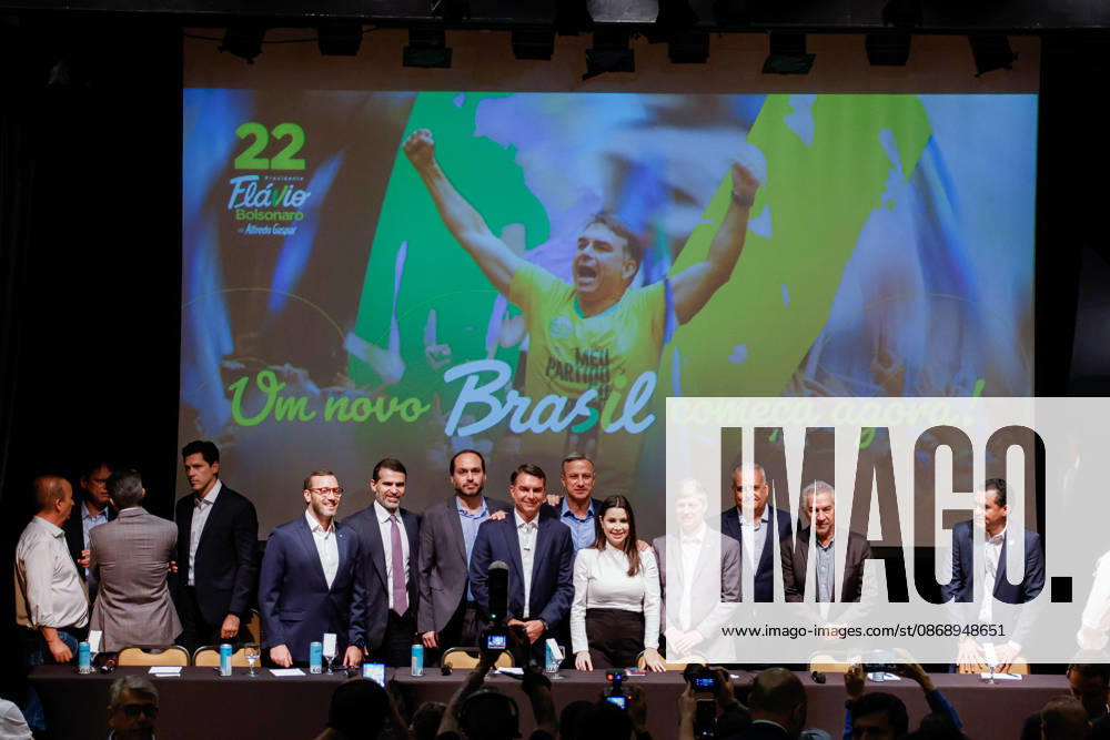 BRASiLIA, DF - 08.10.2026: FLaVIO MEETS WITH POLITICIANS FROM THE PL - Presidential candidate Flavio Bolsonaro meets with PL deputies and governors elected this Thursday (October 8th) at the Brasil 21 building. x3026708x JoaoxPedroxCarvalho