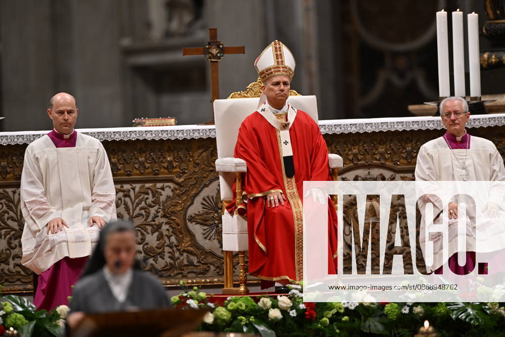 MESSA_PAPA_2026 Italy, Rome, Vatican, 2026 10 8 Pope Leo XIV celebrates Holy Mass for the academic year at the Pontifical Universities in St Peter s Basilica in the Vatican . - NO BOOKS