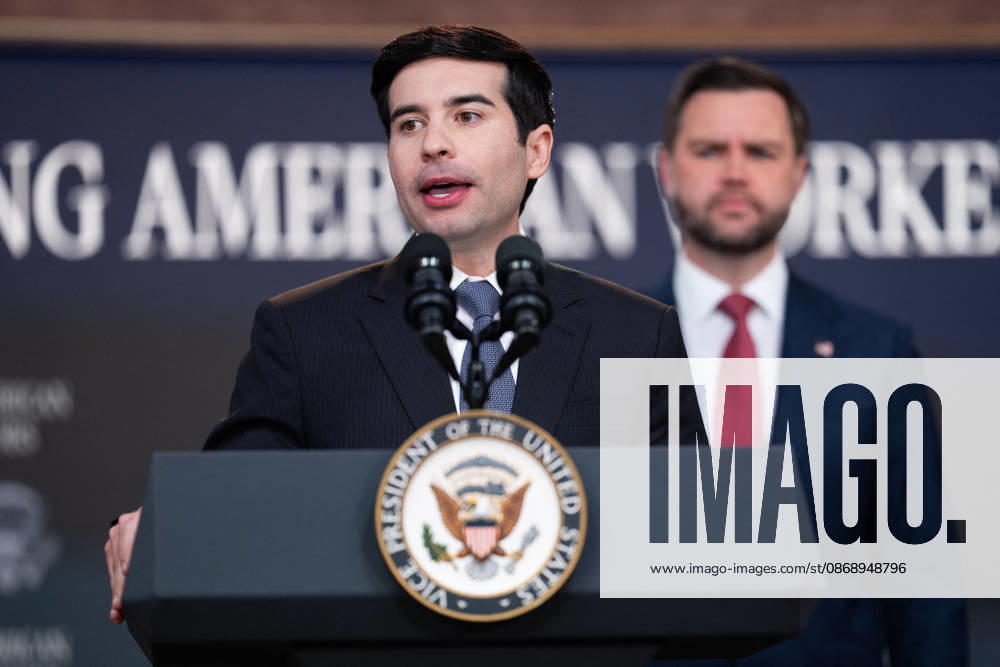 JD Vance During Immigration Program Announcement - Washington US Secretary of Labor Keith Sonderling gives remarks during an announcement in the South Court Auditorium of the Eisenhower Executive Office Building at the White House in Washington, DC, US, on Thursday, Oct. 8, 2026. The Trump administration said Thursday that it would suspend an immigration program for multiple tech firms, including Microsoft Corp., alleging widespread abuse of a worker visa system. Photo by Aaron Schwartz Pool ABACAPRESS.COM Washington District of Columbia