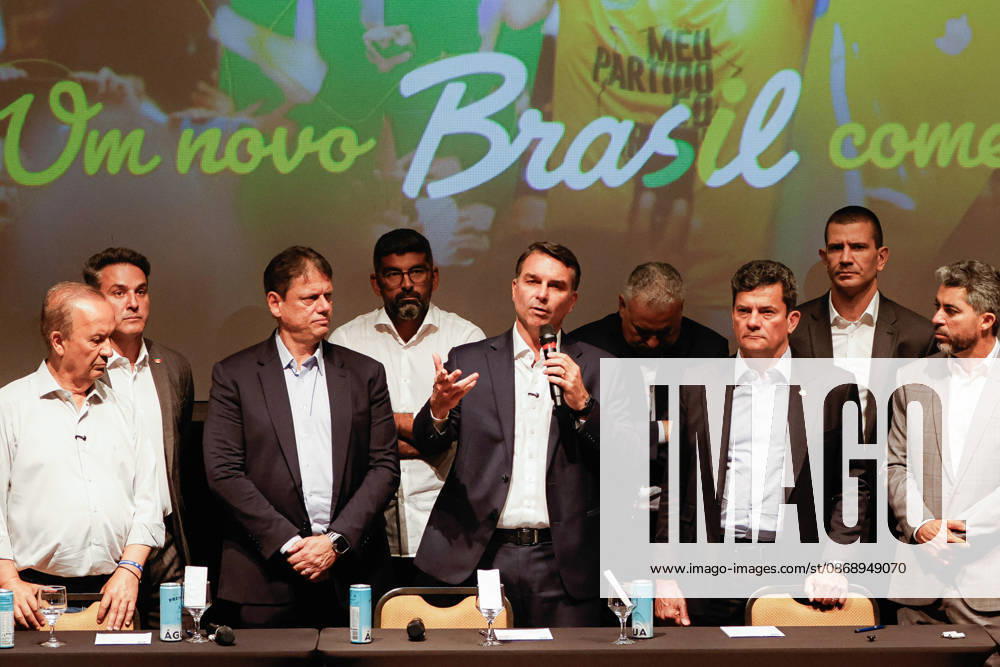 BRASiLIA, DF - 08.10.2026: FLaVIO MEETS WITH POLITICIANS FROM THE PL - Presidential candidate Flavio Bolsonaro meets with PL deputies and governors elected this Thursday (October 8th) at the Brasil 21 building. x3026734x JoaoxPedroxCarvalho