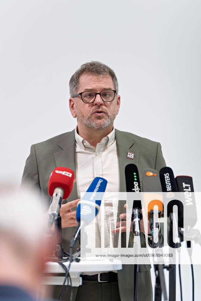 Berlin, October 8, 2026—Werner Graf of Alliance 90 The Greens gestures during a joint press statement by The Left Berlin, Alliance 90 The Greens Berlin, and the SPD Berlin following the conclusion of preliminary talks in the foyer of the Haus der Statistik in front of the media microphones Press statement by The Left, The Greens, and the SPD in Berlin
