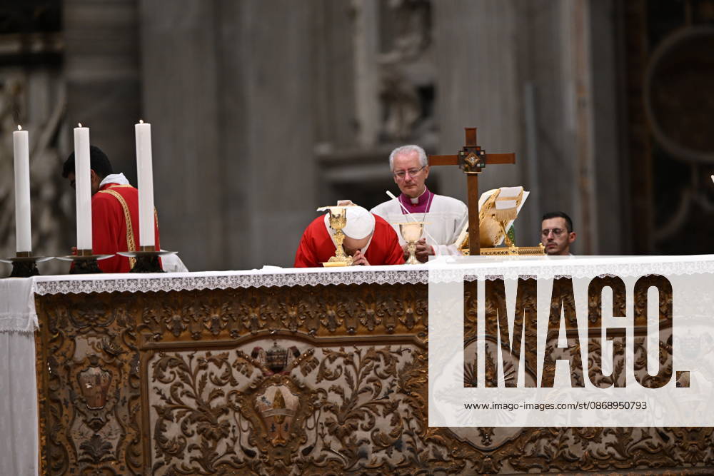 MESSA_PAPA_2026 Italy, Rome, Vatican, 2026 10 8 Pope Leo XIV celebrates Holy Mass for the academic year at the Pontifical Universities in St Peter s Basilica in the Vatican . - NO BOOKS