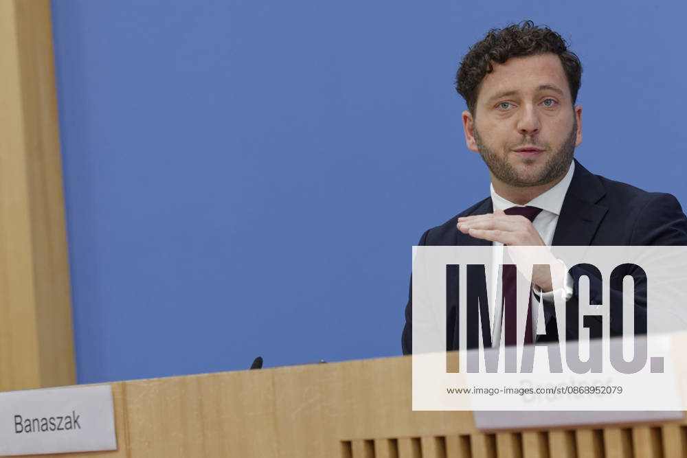 Greens Present Plan for Germany October 8, 2026, Germany, Berlin: Federal press conference to present the Green Party’s Bundestag caucus’s flagship resolution, Our Plan for Germany. Pictured: Felix Banaszak, Federal Chair of Alliance 90 The Greens