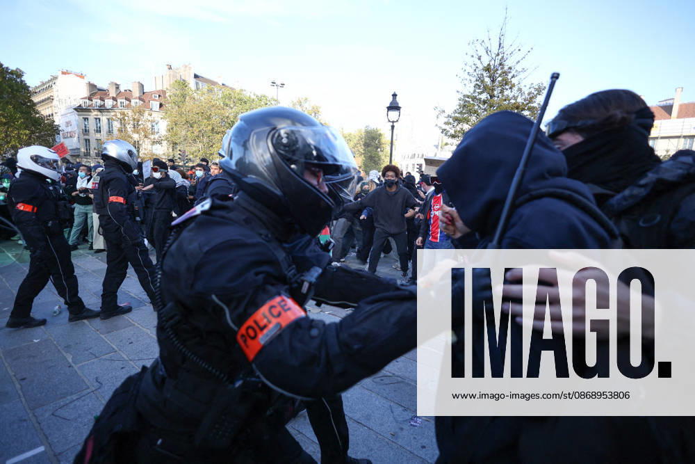Clashes With Police During Students Protest - Paris Clash between high-school students and policemen during high-school students demonstration at Place de la Bastille, in Paris, France on October 8, 2026, as part of a nationwide protest movement over learning conditions. Since late September, pupils have barred the entrances to hundreds of schools, complaining of teacher absences, overloaded timetables, dilapidated classrooms and buildings ill-adapted to rising temperatures, among other grievances. Photo by Raphael Lafargue ABACAPRESS.COM Paris France