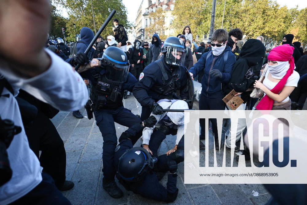 Clashes With Police During Students Protest - Paris Clash between high-school students and policemen during high-school students demonstration at Place de la Bastille, in Paris, France on October 8, 2026, as part of a nationwide protest movement over learning conditions. Since late September, pupils have barred the entrances to hundreds of schools, complaining of teacher absences, overloaded timetables, dilapidated classrooms and buildings ill-adapted to rising temperatures, among other grievances. Photo by Raphael Lafargue ABACAPRESS.COM Paris France