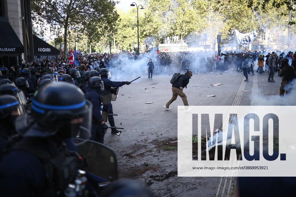 Clashes With Police During Students Protest - Paris Clash between high-school students and policemen during high-school students demonstration at Place de la Bastille, in Paris, France on October 8, 2026, as part of a nationwide protest movement over learning conditions. Since late September, pupils have barred the entrances to hundreds of schools, complaining of teacher absences, overloaded timetables, dilapidated classrooms and buildings ill-adapted to rising temperatures, among other grievances. Photo by Raphael Lafargue ABACAPRESS.COM Paris France