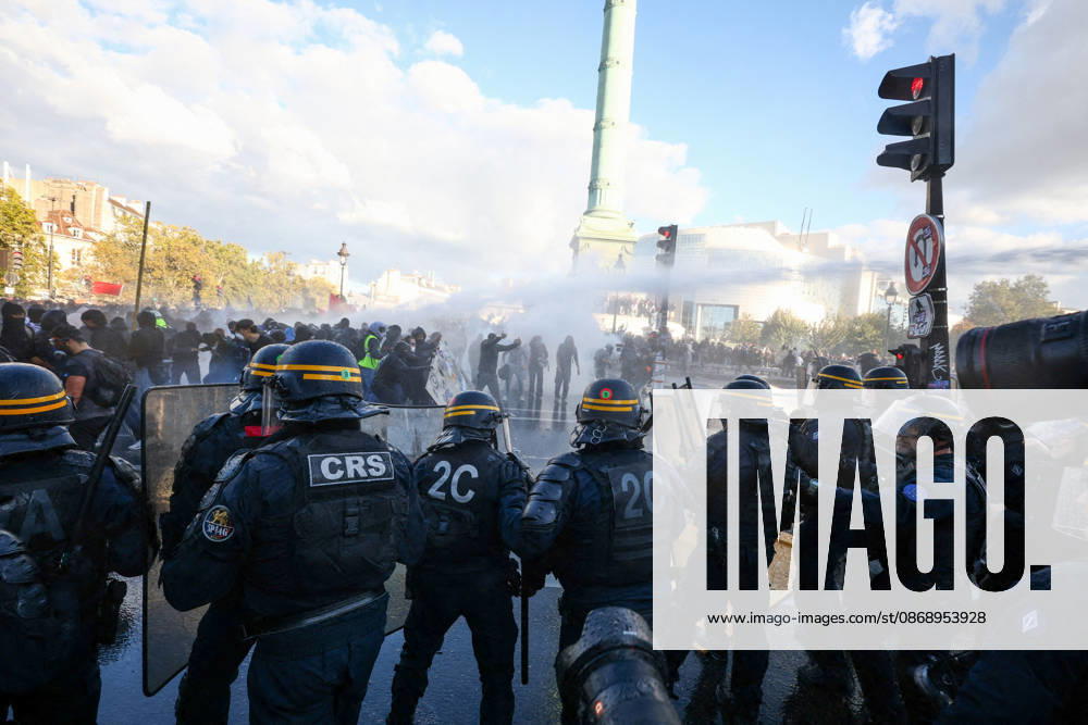 Clashes With Police During Students Protest - Paris Clash between high-school students and policemen during high-school students demonstration at Place de la Bastille, in Paris, France on October 8, 2026, as part of a nationwide protest movement over learning conditions. Since late September, pupils have barred the entrances to hundreds of schools, complaining of teacher absences, overloaded timetables, dilapidated classrooms and buildings ill-adapted to rising temperatures, among other grievances. Photo by Raphael Lafargue ABACAPRESS.COM Paris France