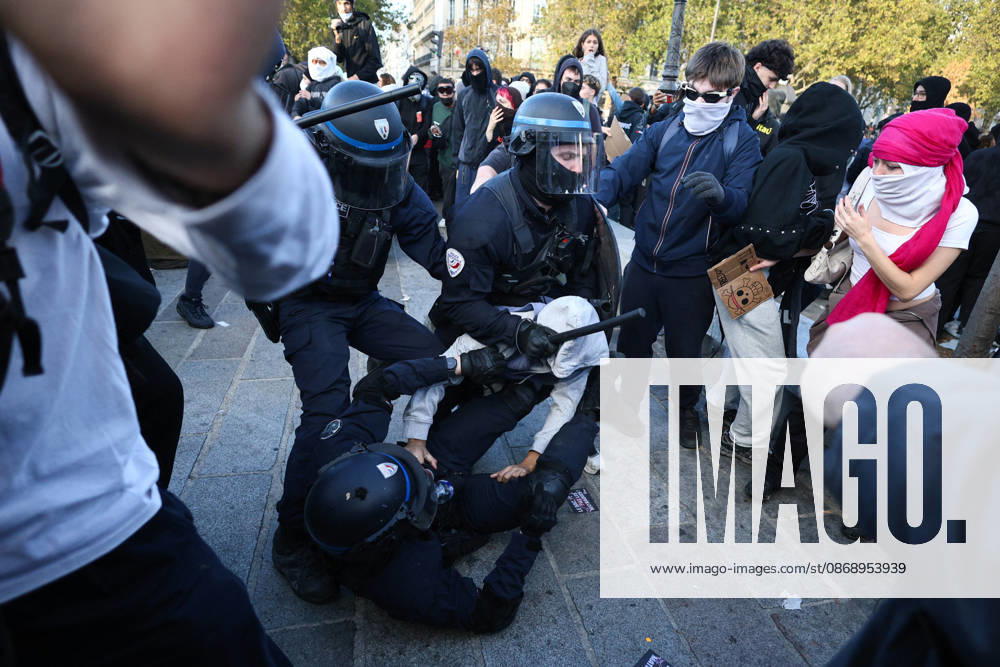 Clashes With Police During Students Protest - Paris Clash between high-school students and policemen during high-school students demonstration at Place de la Bastille, in Paris, France on October 8, 2026, as part of a nationwide protest movement over learning conditions. Since late September, pupils have barred the entrances to hundreds of schools, complaining of teacher absences, overloaded timetables, dilapidated classrooms and buildings ill-adapted to rising temperatures, among other grievances. Photo by Raphael Lafargue ABACAPRESS.COM Paris France