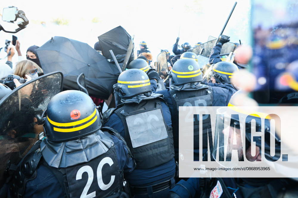 Clashes With Police During Students Protest - Paris Clash between high-school students and policemen during high-school students demonstration at Place de la Bastille, in Paris, France on October 8, 2026, as part of a nationwide protest movement over learning conditions. Since late September, pupils have barred the entrances to hundreds of schools, complaining of teacher absences, overloaded timetables, dilapidated classrooms and buildings ill-adapted to rising temperatures, among other grievances. Photo by Raphael Lafargue ABACAPRESS.COM Paris France