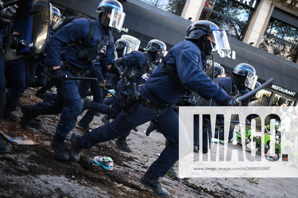 Clashes With Police During Students Protest - Paris Clash between high-school students and policemen during high-school students demonstration at Place de la Bastille, in Paris, France on October 8, 2026, as part of a nationwide protest movement over learning conditions. Since late September, pupils have barred the entrances to hundreds of schools, complaining of teacher absences, overloaded timetables, dilapidated classrooms and buildings ill-adapted to rising temperatures, among other grievances. Photo by Raphael Lafargue ABACAPRESS.COM Paris France