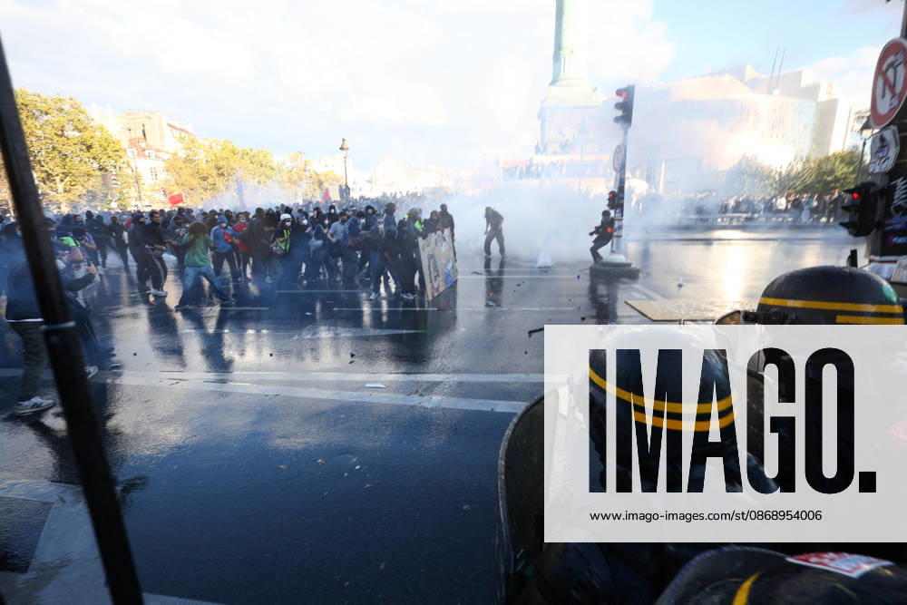 Clashes With Police During Students Protest - Paris Clash between high-school students and policemen during high-school students demonstration at Place de la Bastille, in Paris, France on October 8, 2026, as part of a nationwide protest movement over learning conditions. Since late September, pupils have barred the entrances to hundreds of schools, complaining of teacher absences, overloaded timetables, dilapidated classrooms and buildings ill-adapted to rising temperatures, among other grievances. Photo by Raphael Lafargue ABACAPRESS.COM Paris France
