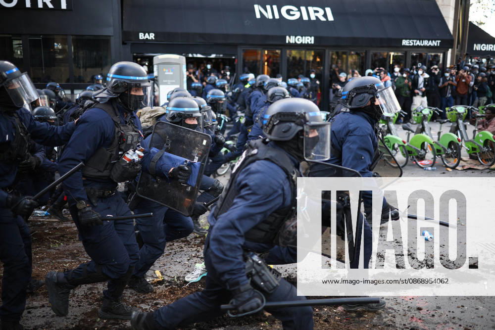 Clashes With Police During Students Protest - Paris Clash between high-school students and policemen during high-school students demonstration at Place de la Bastille, in Paris, France on October 8, 2026, as part of a nationwide protest movement over learning conditions. Since late September, pupils have barred the entrances to hundreds of schools, complaining of teacher absences, overloaded timetables, dilapidated classrooms and buildings ill-adapted to rising temperatures, among other grievances. Photo by Raphael Lafargue ABACAPRESS.COM Paris France