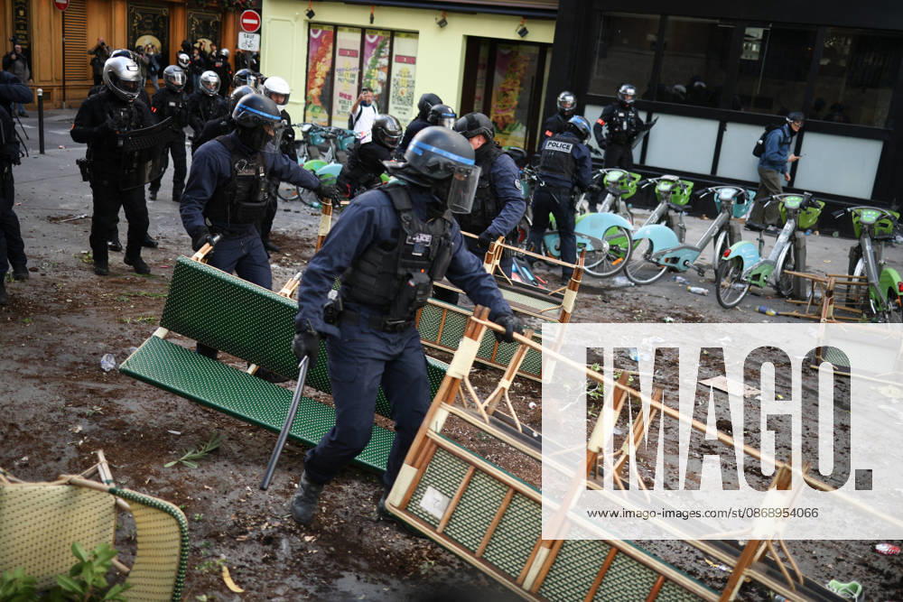 Clashes With Police During Students Protest - Paris Clash between high-school students and policemen during high-school students demonstration at Place de la Bastille, in Paris, France on October 8, 2026, as part of a nationwide protest movement over learning conditions. Since late September, pupils have barred the entrances to hundreds of schools, complaining of teacher absences, overloaded timetables, dilapidated classrooms and buildings ill-adapted to rising temperatures, among other grievances. Photo by Raphael Lafargue ABACAPRESS.COM Paris France