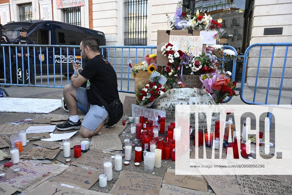 Shrine dedicated to Maricarmen Abascal in Madrid MADRID, SPAIN OCTOBER 8, 2026: A shrine is displayed at Puerta del Sol in Madrid dedicated to Maricarmen Abascal, who died in hospital on October 7, 2026, two weeks after being evicted from her home. The shrine was placed at the central Madrid square following her death. Abascals death has drawn attention to her housing situation and the circumstances surrounding her eviction. Puerta del Sol is one of Madrids main public squares and a prominent location for public gatherings and memorials. Madrid Spain