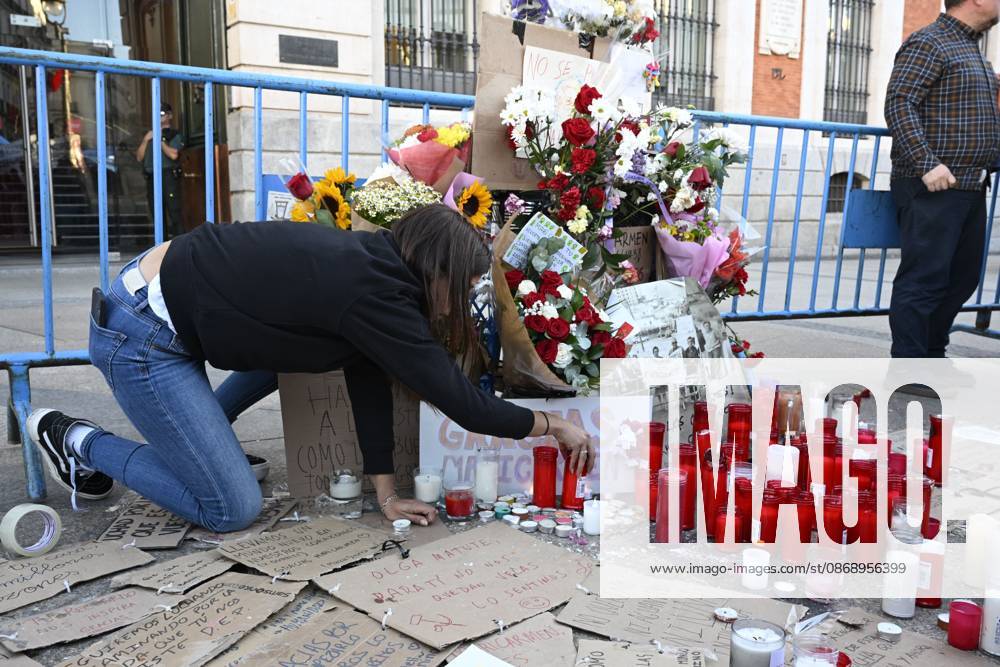Shrine dedicated to Maricarmen Abascal in Madrid MADRID, SPAIN OCTOBER 8, 2026: A shrine is displayed at Puerta del Sol in Madrid dedicated to Maricarmen Abascal, who died in hospital on October 7, 2026, two weeks after being evicted from her home. The shrine was placed at the central Madrid square following her death. Abascals death has drawn attention to her housing situation and the circumstances surrounding her eviction. Puerta del Sol is one of Madrids main public squares and a prominent location for public gatherings and memorials. Madrid Spain