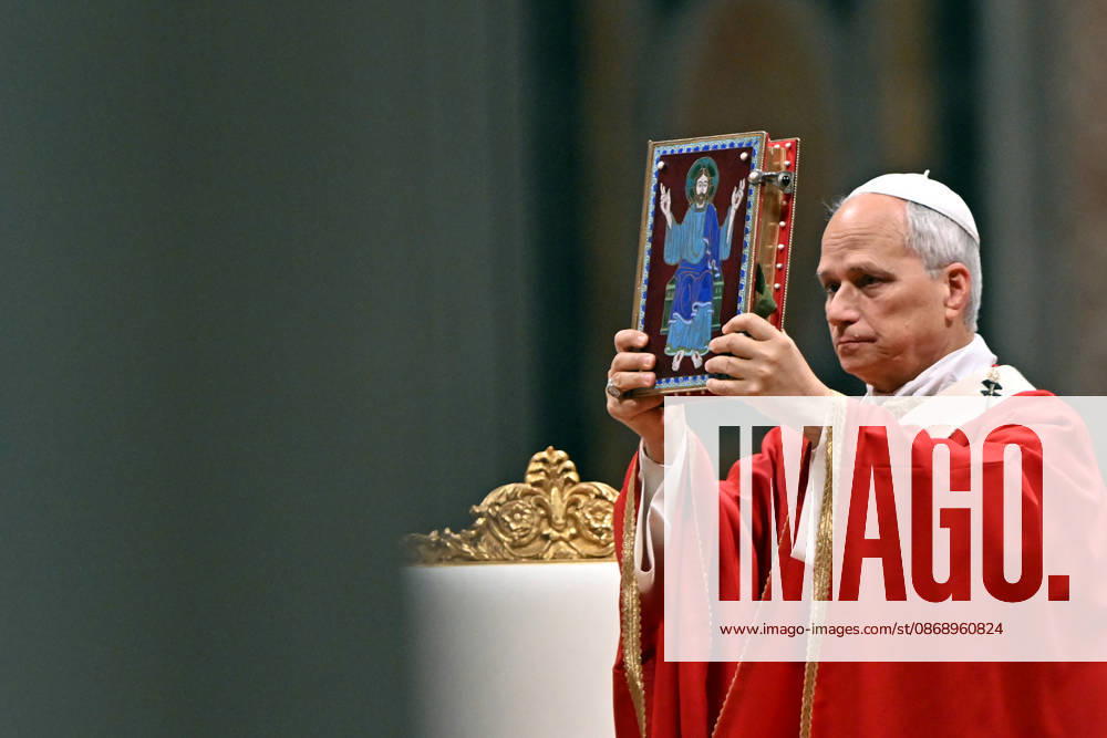 ROME - VATICAN - POPE - 2026 10 8 Italy, Rome, Vatican, 2026 10 8 Pope Leo XIV celebrates Holy Mass for the academic year at the Pontifical Universities in St Peter s Basilica in the Vatican . - NO BOOKS