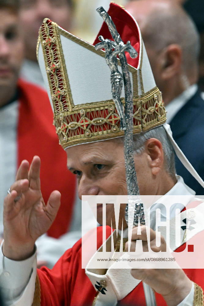 IPA89439195 - Italy, Rome, Vatican, October 8, 2026: Pope Leo XIV celebrates Holy Mass for the start of the academic year at the Pontifical Universities in St. Peter s Basilica in the Vatican. Photograph by ALESSIA GIULIANI Catholic Press Photo