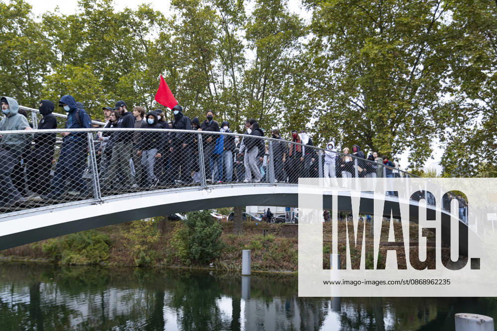 Clashes erupt during student protest in Strasbourg STRASBOURG, FRANCE - OCTOBER 8: Hundreds of students organized a spontaneous protest, often referred to as a wildcat demonstration, that moved through different areas of Strasbourg, France, on October 8, 2026. The demonstration was marked by clashes between protesters and police as students marched through the city during a day of national protest over education conditions and the 2027 education budget. Sathiri Kelpa Anadolu Strasbourg France. Editorial use only. Please get in touch for any other usage.