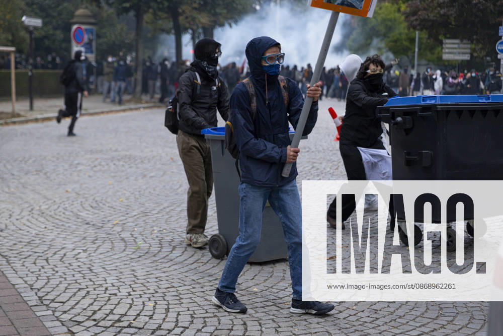 Clashes erupt during student protest in Strasbourg STRASBOURG, FRANCE - OCTOBER 8: Hundreds of students organized a spontaneous protest, often referred to as a wildcat demonstration, that moved through different areas of Strasbourg, France, on October 8, 2026. The demonstration was marked by clashes between protesters and police as students marched through the city during a day of national protest over education conditions and the 2027 education budget. Sathiri Kelpa Anadolu Strasbourg France. Editorial use only. Please get in touch for any other usage.