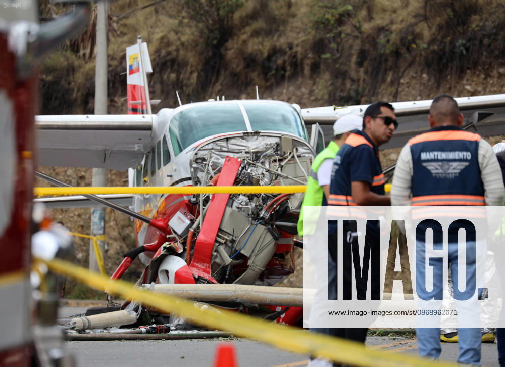 Shortly after noon, a light aircraft veered off the runway during airport operations. The plane ended up crashing outside the airport terminal and came to a stop on Hurtado de Mendoza Avenue, in the Milchichig ravine area. Preliminary reports identify the aircraft as a Cessna Grand Caravan EX belonging to Cuencana Airlines. Photo: Boris Romoleroux API 20261008 248480 6ac7e5d1daa5at 6:45 p.m.