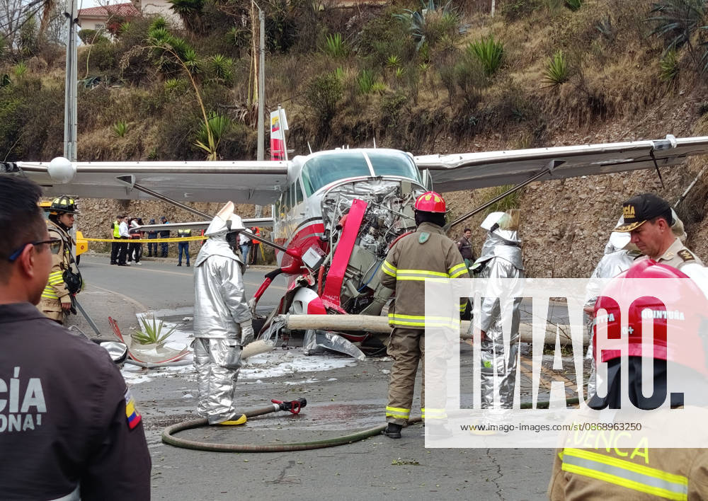 Shortly after noon, a light aircraft veered off the runway during airport operations. The plane ended up crashing outside the airport terminal and came to a stop on Hurtado de Mendoza Avenue, in the Milchichig ravine area. Preliminary reports identify the aircraft as a Cessna Grand Caravan EX belonging to Cuencana Airlines. Photo by Boris Romoleroux, API 20261008 248481 6ac7e6cfd37aa img 20261008 130239jpg jpeg