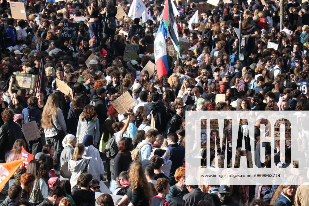 Student mobilization at Place de la Bastille in Paris PARIS, FRANCE – OCTOBER 8, 2026: Students who took part in blockades at several university institutions in Paris, including Paris-Pantheon-Assas University, along with many other students, converge on Place de la Bastille in Paris to voice their demands as part of a day of high school and university student mobilization. Umit Donmez Anadolu Ile-de-France France. Editorial use only. Please get in touch for any other usage.