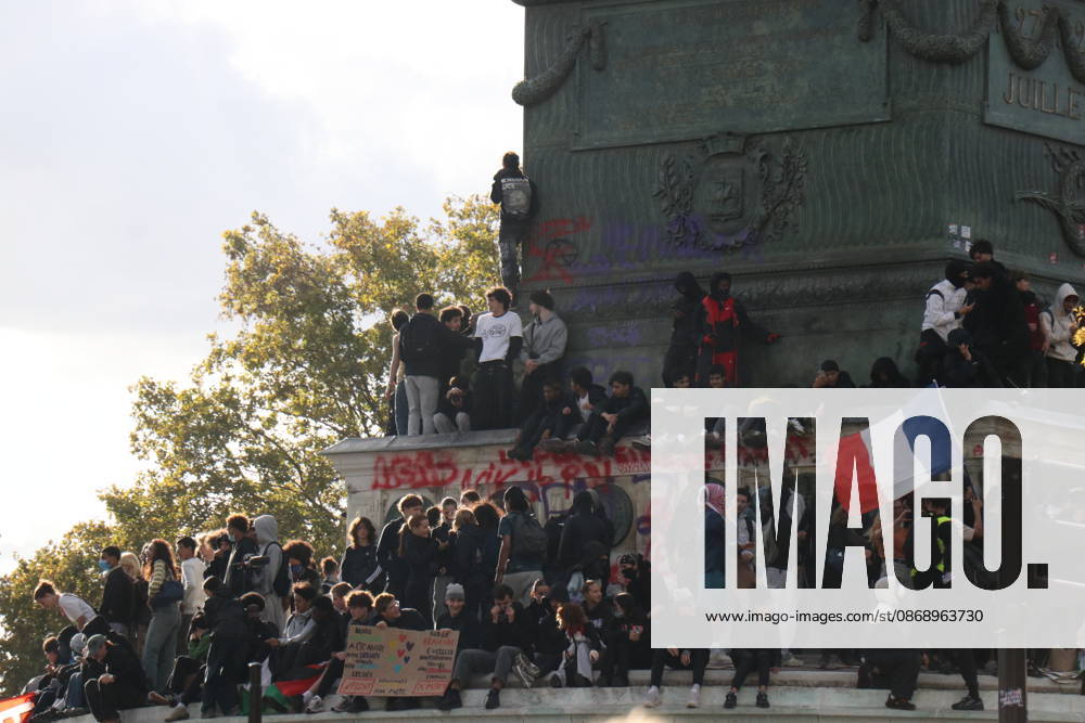 Student mobilization at Place de la Bastille in Paris PARIS, FRANCE – OCTOBER 8, 2026: Students who took part in blockades at several university institutions in Paris, including Paris-Pantheon-Assas University, along with many other students, converge on Place de la Bastille in Paris to voice their demands as part of a day of high school and university student mobilization. Umit Donmez Anadolu Ile-de-France France. Editorial use only. Please get in touch for any other usage.