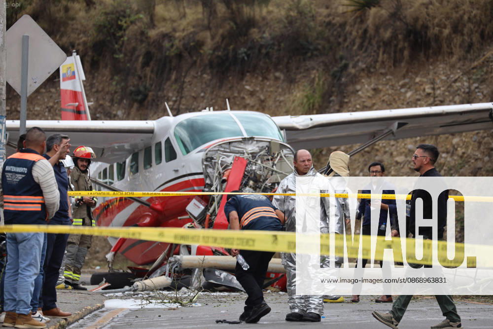 Shortly after noon, a light aircraft veered off the runway during airport operations. The plane ended up crashing outside the airport terminal and came to a stop on Hurtado de Mendoza Avenue, in the Milchichig ravine area. Preliminary reports identify the aircraft as a Cessna Grand Caravan EX belonging to Cuencana Airlines. Photo by Boris Romoleroux, API 20261008 248484 6ac7e7c6cba09 brr 1862