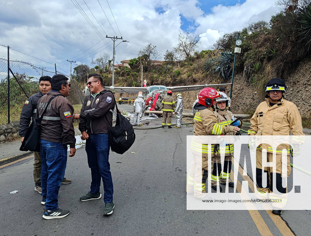 Shortly after noon, a light aircraft veered off the runway during airport operations. The plane ended up crashing outside the airport terminal and came to a stop on Hurtado de Mendoza Avenue, in the Milchichig ravine area. Preliminary reports identify the aircraft as a Cessna Grand Caravan EX belonging to Cuencana Airlines. Photo by Boris Romoleroux, API 20261008 248485 6ac7e7f9a74dc img 20261008 130234jpg jpeg