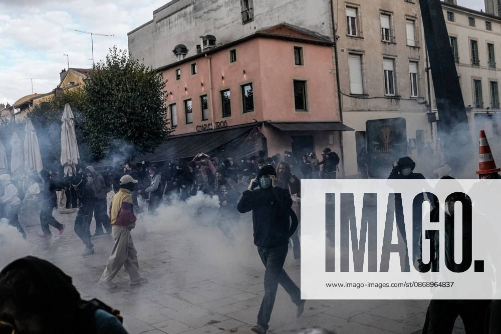 Protest against eduction conditions continues in Nancy NANCY, FRANCE - OCTOBER 8: Police intervene with tear gas during student protest against education conditions in Nancy, France, on October 8, 2026. Students took part in a nationwide high-school mobilization over school conditions and demands for greater education resources. Muhammed Said Tako Anadolu Nancy France. Editorial use only. Please get in touch for any other usage.