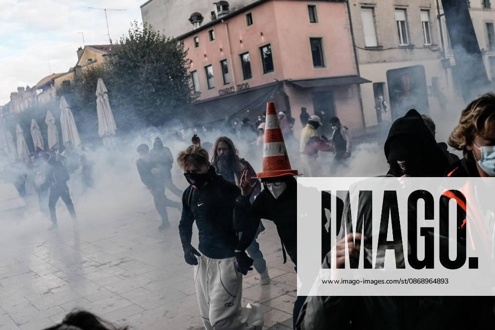 Protest against eduction conditions continues in Nancy NANCY, FRANCE - OCTOBER 8: Police intervene with tear gas during student protest against education conditions in Nancy, France, on October 8, 2026. Students took part in a nationwide high-school mobilization over school conditions and demands for greater education resources. Muhammed Said Tako Anadolu Nancy France. Editorial use only. Please get in touch for any other usage.