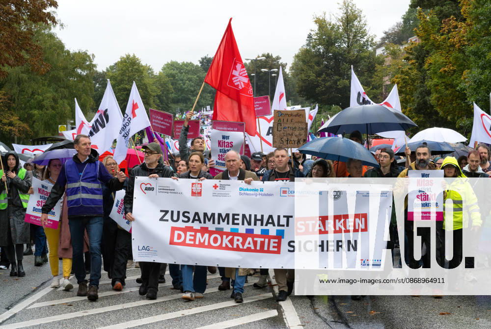 Welfare State Demonstration in Kiel Under the slogan Secure Democracy, Strengthen Cohesion, welfare organizations in Kiel called for a demonstration. After the opening rally, approximately 5,000 participants marched from Kiel’s City Hall Square along Düsternbrooker Weg to the Kiel State House. Kiel, Düsternbrooker Weg, Schleswig Holstein, Germany