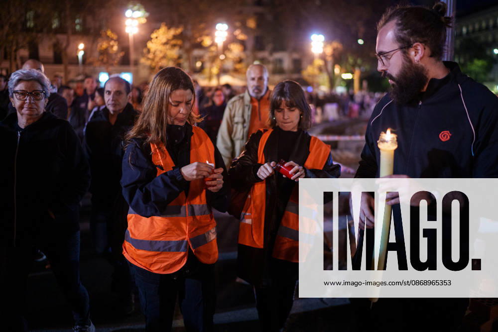 Farewell, Maricarmen March from Puerta del Sol to Maricarmen’s Home: Dozens of people lit candles during the Farewell, Maricarmen march, which went from Puerta del Sol to Maricarmen’s home, on October 8, 2026, in Madrid, Spain. Many people have left candles, flowers, and signs of encouragement next to the doorway from which Maricarmen was evicted two weeks ago, hours after news broke of the death of the 87-year-old woman. To trade in homes is to trade in lives. Let housing cost no more lives. Thank you, Maricarmen, reads one of the messages of gratitude. OCTOBER 8, 2026 PROTEST MARCH MARICARMEN TRIBUTE EVICTION EVICTED WOMAN SIGNS CANDLES Madrid Madrid, Spain