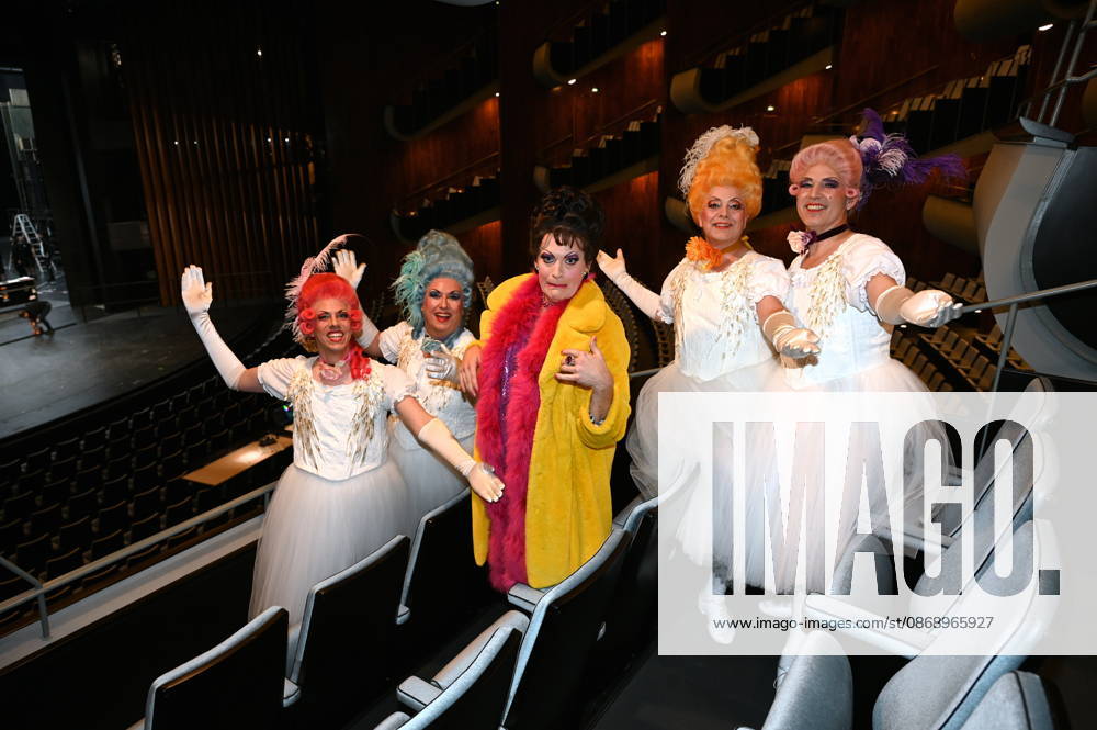 Cast of *Trude m* and the little divertissement. It is staged annually by the Cäcilia Wolkenburg Theater Group at the Cologne Men’s Chorus (KMGV). All performers on stage are volunteers. The 2027 program is titled Wat e Thiater and pays tribute to the unforgettable Trude Herr, as well as a celebration of the return to the