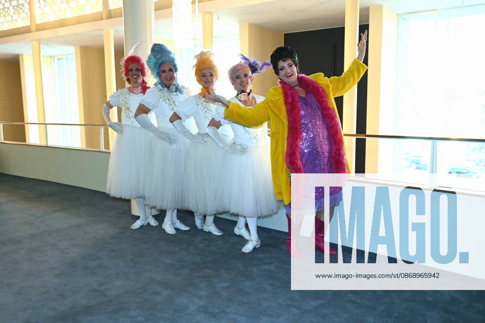 Cast of *Trude m* and the little divertissement. It is staged annually by the Cäcilia Wolkenburg Theater Group at the Cologne Men’s Chorus (KMGV). All performers on stage are volunteers. The 2027 program is titled Wat e Thiater and pays tribute to the unforgettable Trude Herr, as well as a celebration of the return to the