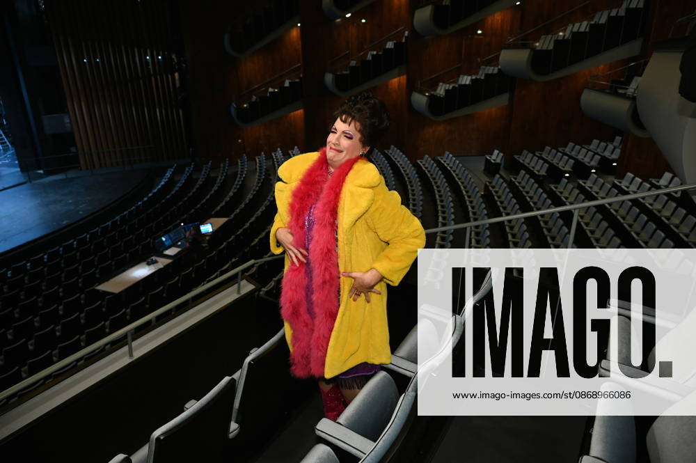 Actress playing Trude, Lead actor in the little divertissement. It is staged annually by the Cäcilia Wolkenburg Theater Group at the Cologne Men’s Chorus (KMGV). All performers on stage are volunteers. The 2027 program is titled Wat e Thiater and pays homage to the unforgettable Trude Herr, as well as a celebratio