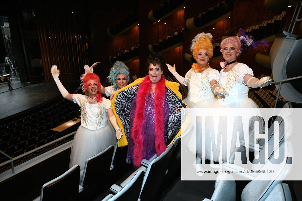 Cast of *Trude m* and the little divertissement. It is staged annually by the Cäcilia Wolkenburg Theater Group at the Cologne Men’s Chorus (KMGV). All performers on stage are volunteers. The 2027 program is titled Wat e Thiater and pays tribute to the unforgettable Trude Herr, as well as a celebration of the return to the