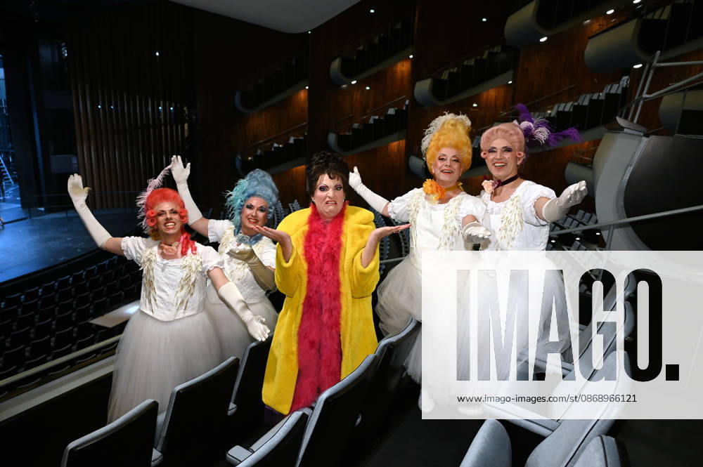 Cast of *Trude m* and the little divertissement. It is staged annually by the Cäcilia Wolkenburg Theater Group at the Cologne Men’s Chorus (KMGV). All performers on stage are volunteers. The 2027 program is titled Wat e Thiater and pays tribute to the unforgettable Trude Herr, as well as a celebration of the return to the