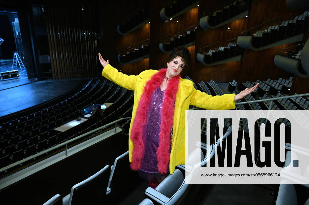 Actress playing Trude, Lead actor in the little divertissement. It is staged annually by the Cäcilia Wolkenburg Theater Group at the Cologne Men’s Chorus (KMGV). All performers on stage are volunteers. The 2027 program is titled Wat e Thiater and is a tribute to the unforgettable Trude Herr, as well as a celebrati