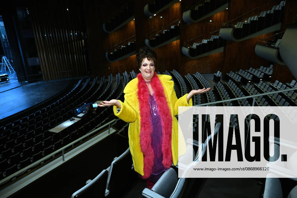 Actress playing Trude, Lead actor in the little divertissement. It is staged annually by the Cäcilia Wolkenburg Theater Group at the Cologne Men’s Chorus (KMGV). All performers on stage are volunteers. The 2027 program is titled Wat e Thiater and is a tribute to the unforgettable Trude Herr, as well as a celebrati
