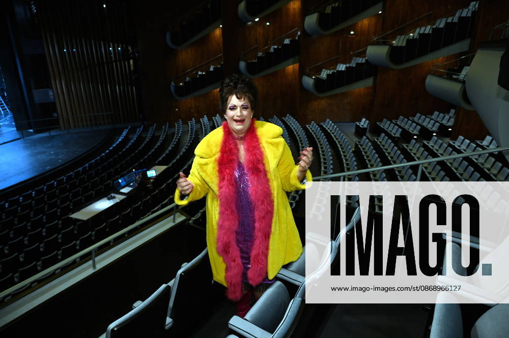 Actress playing Trude, Lead actor in the little divertissement. It is staged annually by the Cäcilia Wolkenburg Theater Group at the Cologne Men’s Chorus (KMGV). All performers on stage are volunteers. The 2027 program is titled Wat e Thiater and is a tribute to the unforgettable Trude Herr, as well as a celebrati