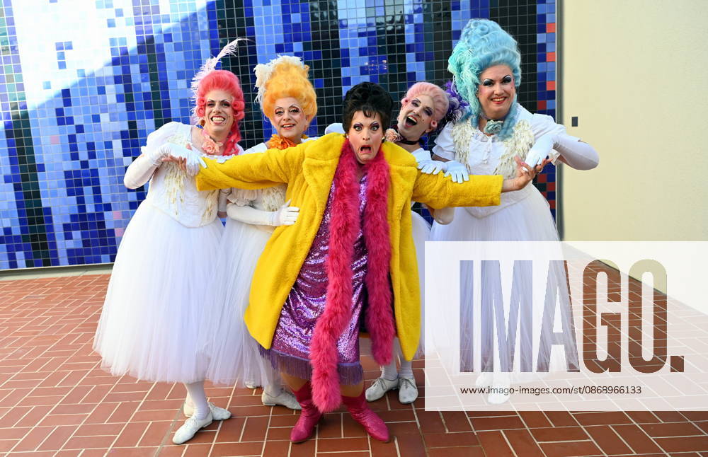 Cast of the short divertissement. It is staged annually by the Cäcilia Wolkenburg Theater Group, part of the Cologne Men’s Chorus (KMGV). All performers on stage are volunteers. The 2027 program is titled *Wat e Thiater* and pays homage to the unforgettable Trude Herr, as well as a celebration of the return to the newly renovated Cologne Opera