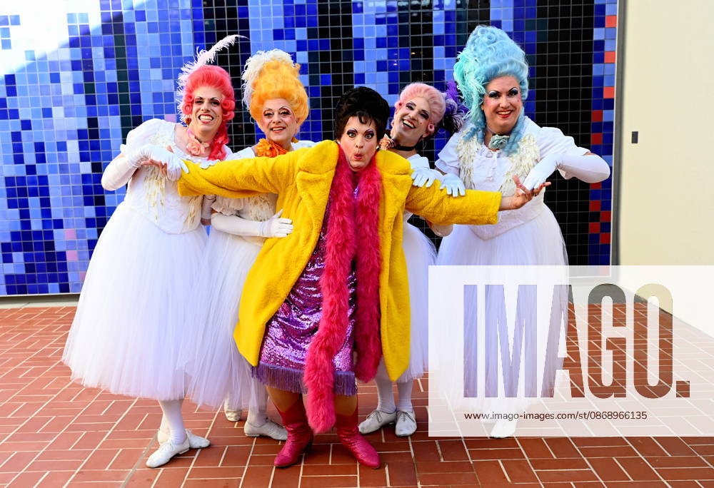 Cast of the short divertissement. It is staged annually by the Cäcilia Wolkenburg Theater Group, part of the Cologne Men’s Chorus (KMGV). All performers on stage are volunteers. The 2027 program is titled *Wat e Thiater* and pays homage to the unforgettable Trude Herr, as well as a celebration of the return to the newly renovated Cologne Opera