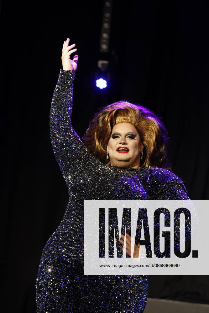 Herne, Revue Palast Ruhr: Press conference for the new show *Iconics*—a mix of travesty, drag, live singing, acrobatics, and dance. Aria Viderci in a dark dress.